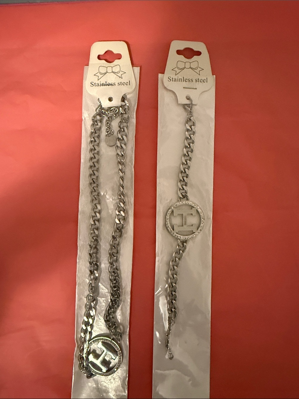 Stainless Steel Silver Chain Bracelet with Round Logo Charm 2 pièces